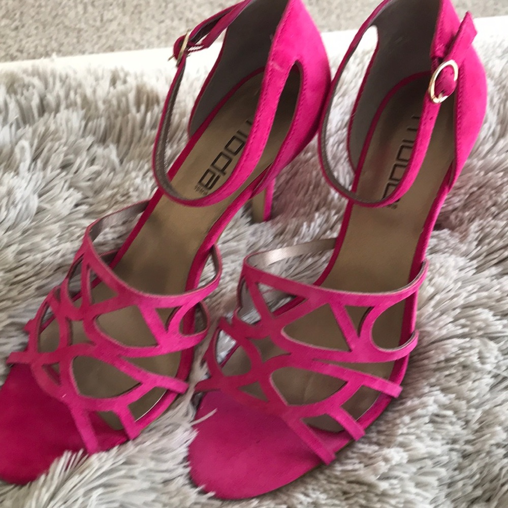 Never worn. Women’s fuchsia strappy heels 👠